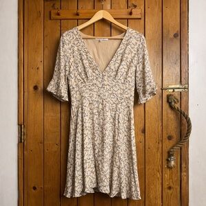Cupcakes & Cashmere Roxbury Cream Floral V-Neck Dress Women’s Size 8
